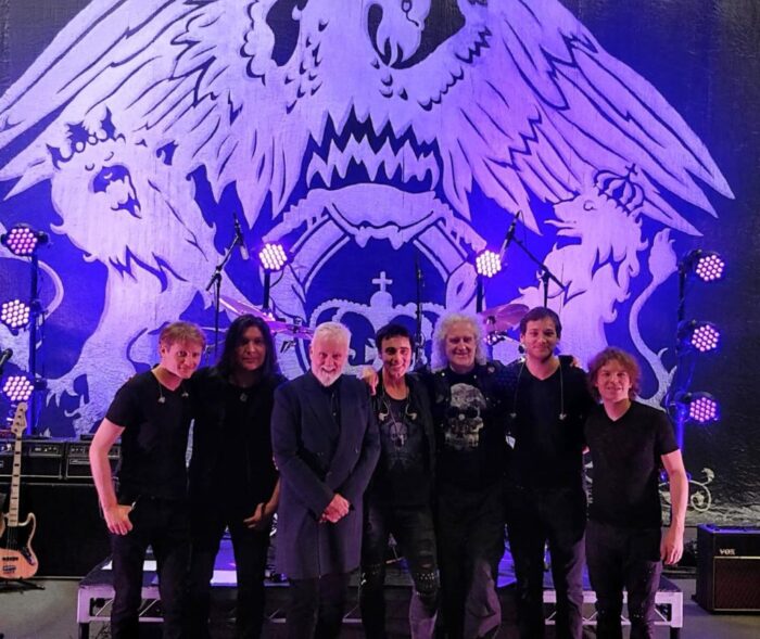 Alirio Netto ao lado de Roger Taylor, Brian May e integrantes do Queen Extravaganza no palco